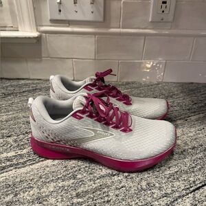 Women’s Brooks Levitate 5 Size 10